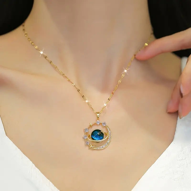 Collar Saturno – Lleva el cosmos contigo con elegancia.