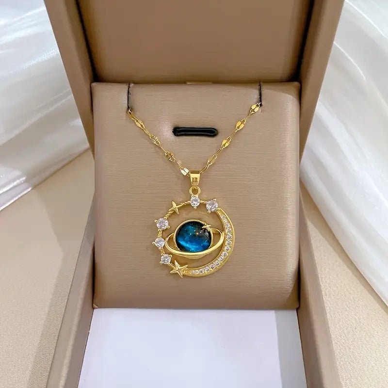 Collar Saturno – Lleva el cosmos contigo con elegancia.