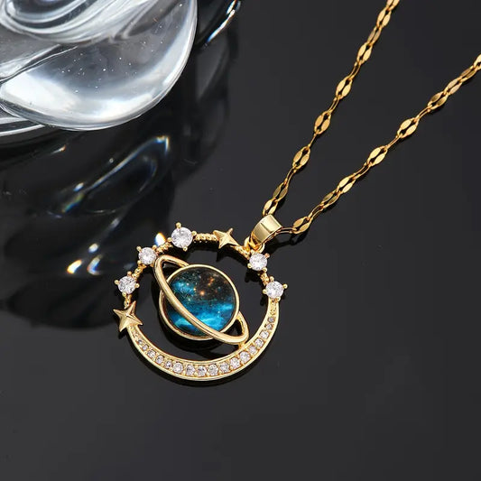 Collar Saturno – Lleva el cosmos contigo con elegancia.
