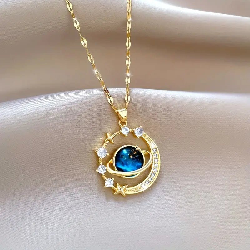 Collar Saturno – Lleva el cosmos contigo con elegancia.