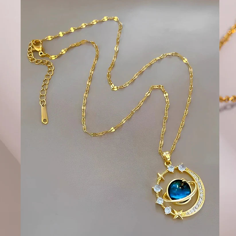 Collar Saturno – Lleva el cosmos contigo con elegancia.